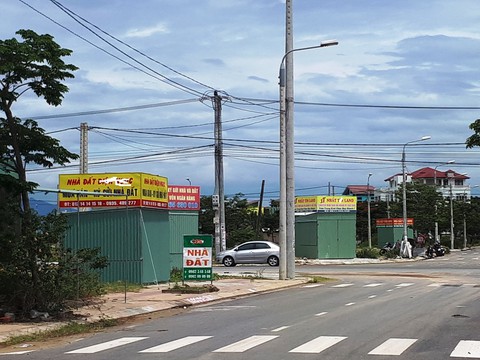 Quảng Nam yêu cầu tháo dỡ các kiôt bất động sản trái phép - Ảnh 1. Quảng Nam yêu cầu tháo dỡ các kiôt bất động sản trái phép - Ảnh 1.