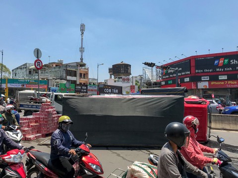 Xe tải ôm cua lật ngang, dân và cảnh sát gom nước ngọt giúp tài xế - Ảnh 2. Xe tải ôm cua lật ngang, dân và cảnh sát gom nước ngọt giúp tài xế - Ảnh 2.