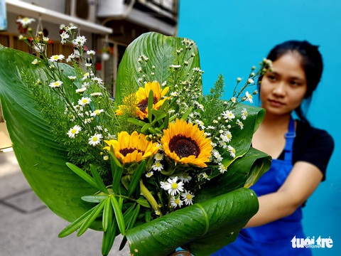 Mát mắt nhìn những bó hoa tươi gói bằng lá dong - Ảnh 1. Mát mắt nhìn những bó hoa tươi gói bằng lá dong - Ảnh 1.