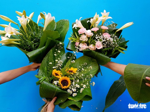Mát mắt nhìn những bó hoa tươi gói bằng lá dong - Ảnh 3. Mát mắt nhìn những bó hoa tươi gói bằng lá dong - Ảnh 3.