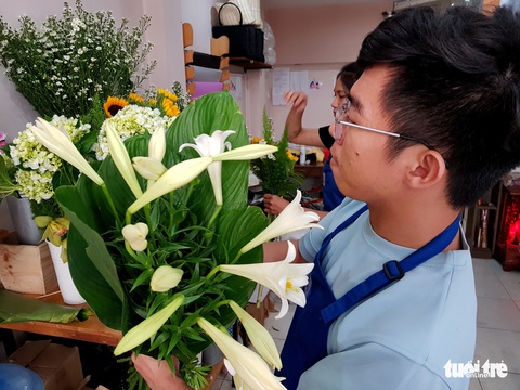 Mát mắt nhìn những bó hoa tươi gói bằng lá dong - Ảnh 2. Mát mắt nhìn những bó hoa tươi gói bằng lá dong - Ảnh 2.