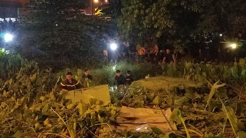 Hai đối tượng cướp dây chuyền bị truy đuổi, một người nhảy kênh mất tích - Ảnh 1. Hai đối tượng cướp dây chuyền bị truy đuổi, một người nhảy kênh mất tích - Ảnh 1.