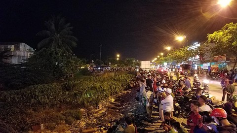 Hai đối tượng cướp dây chuyền bị truy đuổi, một người nhảy kênh mất tích - Ảnh 2. Hai đối tượng cướp dây chuyền bị truy đuổi, một người nhảy kênh mất tích - Ảnh 2.