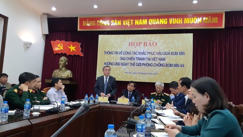 Cần chục tỉ USD để rà phá bom mìn trong cả trăm năm - Ảnh 1. Cần chục tỉ USD để rà phá bom mìn trong cả trăm năm - Ảnh 1.
