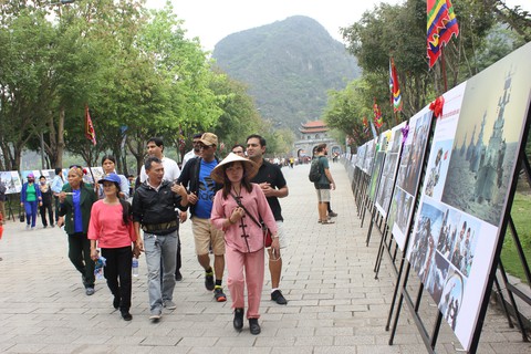 ‘Biển, đảo quê hương’ giữa lòng cố đô Hoa Lư - Ảnh 2. ‘Biển, đảo quê hương’ giữa lòng cố đô Hoa Lư - Ảnh 2.