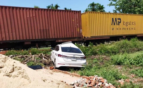 Tàu hỏa húc văng ôtô bẹp dúm, 3 người nhập viện cấp cứu - Ảnh 1. Tàu hỏa húc văng ôtô bẹp dúm, 3 người nhập viện cấp cứu - Ảnh 1.