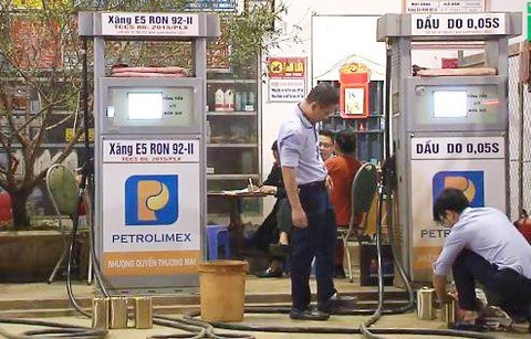 Đề nghị phạt cửa hàng bán xăng ‘bẩn’ hơn 200 triệu đồng - Ảnh 1. Đề nghị phạt cửa hàng bán xăng ‘bẩn’ hơn 200 triệu đồng - Ảnh 1.