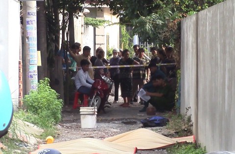 Đôi nam nữ cháy như đuốc trong hẻm, nghi có cãi vã, đâm dao - Ảnh 1. Đôi nam nữ cháy như đuốc trong hẻm, nghi có cãi vã, đâm dao - Ảnh 1.