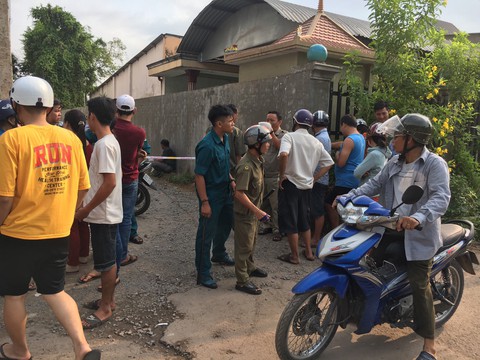 Đôi nam nữ cháy như đuốc trong hẻm, nghi có cãi vã, đâm dao - Ảnh 2. Đôi nam nữ cháy như đuốc trong hẻm, nghi có cãi vã, đâm dao - Ảnh 2.
