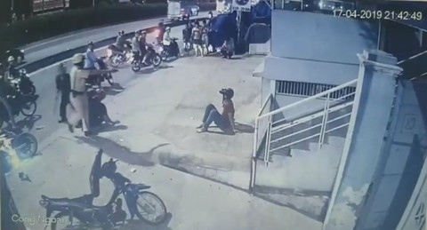 Đã xác định viên CSGT trong video chĩa súng, đánh người vi phạm giao thông - Ảnh 2. Đã xác định viên CSGT trong video chĩa súng, đánh người vi phạm giao thông - Ảnh 2.