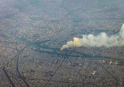 Thảm họa nhà thờ Đức Bà Paris: Không ngờ gỗ sồi già cháy nhanh thế - Ảnh 1. Thảm họa nhà thờ Đức Bà Paris: Không ngờ gỗ sồi già cháy nhanh thế - Ảnh 1.