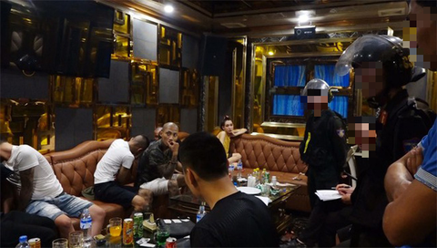 120 cán bộ chiến sĩ công an ập vào 5 quán karaoke, khách sạn truy tìm ma túy - Ảnh 1. 120 cán bộ chiến sĩ công an ập vào 5 quán karaoke, khách sạn truy tìm ma túy - Ảnh 1.