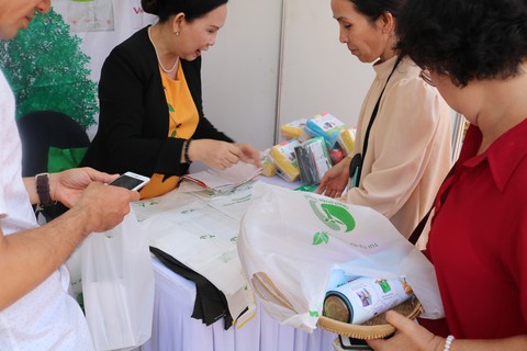 Mỗi năm 1 người Việt vứt 41kg rác nhựa ra môi trường - Ảnh 2. Mỗi năm 1 người Việt vứt 41kg rác nhựa ra môi trường - Ảnh 2.