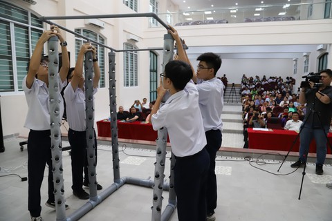 180 học sinh lớp 10 mời cha mẹ, thầy cô đầu tư kinh doanh trong trường - Ảnh 2. 180 học sinh lớp 10 mời cha mẹ, thầy cô đầu tư kinh doanh trong trường - Ảnh 2.
