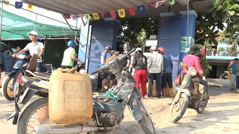 Lo cạn kiệt xăng dầu, dân đảo Lý Sơn nháo nhào mua dự trữ - Ảnh 1. Lo cạn kiệt xăng dầu, dân đảo Lý Sơn nháo nhào mua dự trữ - Ảnh 1.