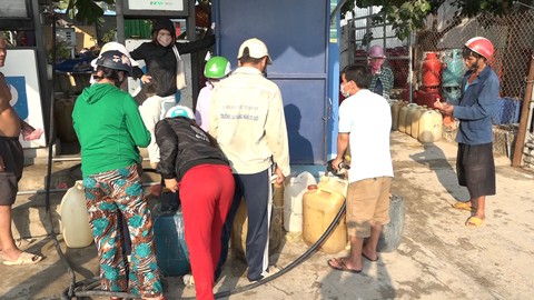 Lo cạn kiệt xăng dầu, dân đảo Lý Sơn nháo nhào mua dự trữ - Ảnh 3. Lo cạn kiệt xăng dầu, dân đảo Lý Sơn nháo nhào mua dự trữ - Ảnh 3.