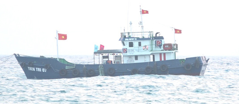 Lo cạn kiệt xăng dầu, dân đảo Lý Sơn nháo nhào mua dự trữ - Ảnh 2. Lo cạn kiệt xăng dầu, dân đảo Lý Sơn nháo nhào mua dự trữ - Ảnh 2.