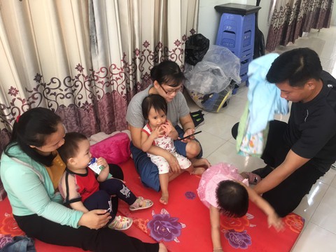 Dân mang nồi niêu cắm chốt trụ sở công ty địa ốc: Sẽ chờ tới khi lãnh đạo ra mặt - Ảnh 1. Dân mang nồi niêu cắm chốt trụ sở công ty địa ốc: Sẽ chờ tới khi lãnh đạo ra mặt - Ảnh 1.