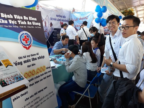 Nhiều bệnh viện công các tỉnh đến ngày hội việc làm săn bác sĩ - Ảnh 1. Nhiều bệnh viện công các tỉnh đến ngày hội việc làm săn bác sĩ - Ảnh 1.