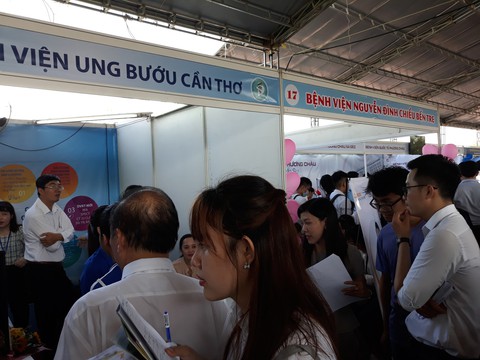 Nhiều bệnh viện công các tỉnh đến ngày hội việc làm săn bác sĩ - Ảnh 2. Nhiều bệnh viện công các tỉnh đến ngày hội việc làm săn bác sĩ - Ảnh 2.