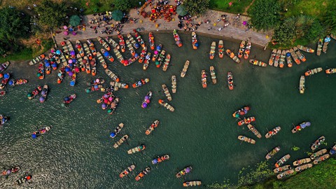 Sông núi hữu tình, hùng vĩ ở Lễ hội Tràng An 2019 - Ảnh 3. Sông núi hữu tình, hùng vĩ ở Lễ hội Tràng An 2019 - Ảnh 3.