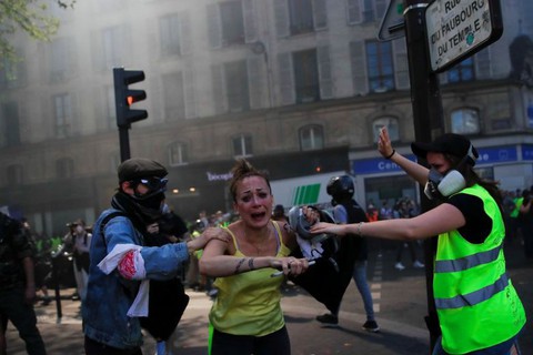 Người biểu tình áo vàng đụng độ cảnh sát Paris - Ảnh 1. Người biểu tình áo vàng đụng độ cảnh sát Paris - Ảnh 1.