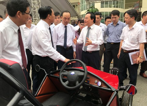 Bộ trưởng Phùng Xuân Nhạ: Nhiều sinh viên ra trường vẫn còn ngơ ngác - Ảnh 1. Bộ trưởng Phùng Xuân Nhạ: Nhiều sinh viên ra trường vẫn còn ngơ ngác - Ảnh 1.
