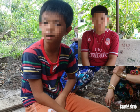 Nhiều trẻ em nghi bị người lạ dụ dỗ lừa lấy vàng - Ảnh 1. Nhiều trẻ em nghi bị người lạ dụ dỗ lừa lấy vàng - Ảnh 1.