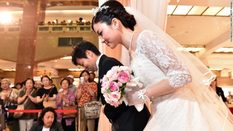 Vua Nhật sắp đăng cơ, người dân đua nhau cưới hỏi - Ảnh 1. Vua Nhật sắp đăng cơ, người dân đua nhau cưới hỏi - Ảnh 1.