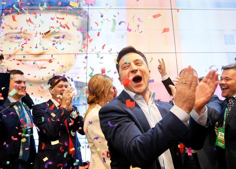 Nga, Mỹ nói gì khi diễn viên hài Zelenskiy đắc cử tổng thống Ukraine? - Ảnh 1. Nga, Mỹ nói gì khi diễn viên hài Zelenskiy đắc cử tổng thống Ukraine? - Ảnh 1.