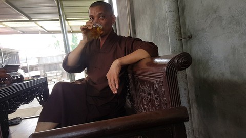 Trụ trì chùa Trung Hành phải sám hối vì dọa thả chó cắn phật tử và uống bia - Ảnh 2. Trụ trì chùa Trung Hành phải sám hối vì dọa thả chó cắn phật tử và uống bia - Ảnh 2.