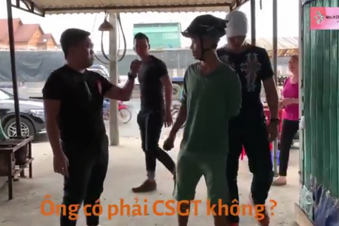 Công an khẳng định tiếp thị sữa trong clip xôn xao trên mạng không phải là CSGT - Ảnh 1.