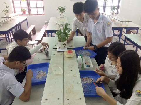 Học sinh lớp 11 làm gạch từ rác thải nhựa - Ảnh 1. Học sinh lớp 11 làm gạch từ rác thải nhựa - Ảnh 1.