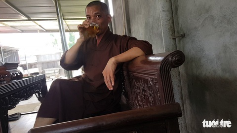 Sư trụ trì cầm ly bia nói về việc thả chó cắn nát mặt Phật tử - Ảnh 4. Sư trụ trì cầm ly bia nói về việc thả chó cắn nát mặt Phật tử - Ảnh 4.