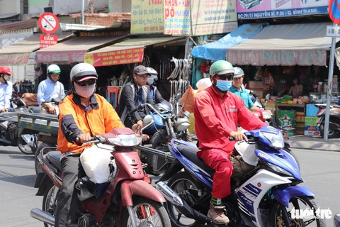 Tia cực tím TP.HCM lại vượt ngưỡng liên tục 4 ngày - Ảnh 2. Tia cực tím TP.HCM lại vượt ngưỡng liên tục 4 ngày - Ảnh 2.