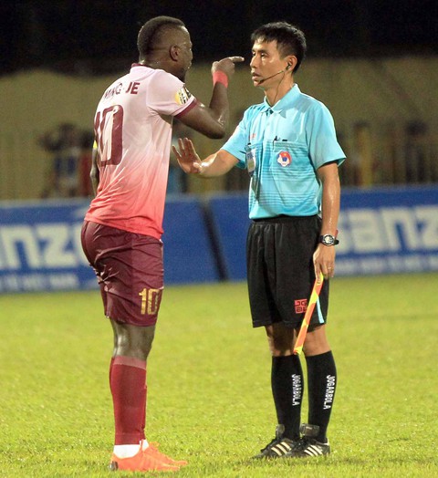 Không phạt nguội vòng 5 V-League 2019: Xử không nghiêm, bạo lực tiếp diễn - Ảnh 1. Không phạt nguội vòng 5 V-League 2019: Xử không nghiêm, bạo lực tiếp diễn - Ảnh 1.