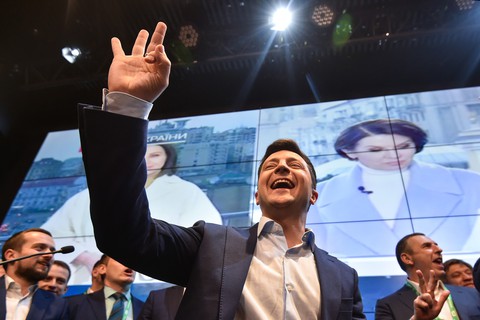 Diễn viên hài từng đóng vai tổng thống sẽ trở thành tổng thống Ukraine - Ảnh 1. Diễn viên hài từng đóng vai tổng thống sẽ trở thành tổng thống Ukraine - Ảnh 1.