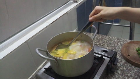 Nấu thức ăn trong nồi nhôm có gây ung thư thực quản? - Ảnh 1. Nấu thức ăn trong nồi nhôm có gây ung thư thực quản? - Ảnh 1.