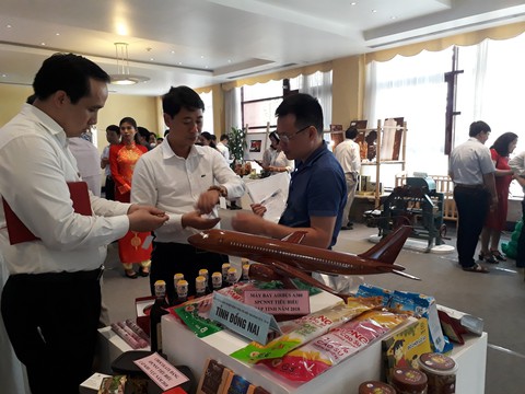 Gốm Bát tràng, lụa Vạn Phúc, thổ cẩm Mai Châu... không còn ưu thế cạnh tranh - Ảnh 1. Gốm Bát tràng, lụa Vạn Phúc, thổ cẩm Mai Châu... không còn ưu thế cạnh tranh - Ảnh 1.