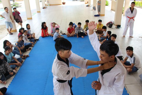 Cô hiệu phó mở lớp ngừa xâm hại tình dục trẻ em - Ảnh 3. Cô hiệu phó mở lớp ngừa xâm hại tình dục trẻ em - Ảnh 3.