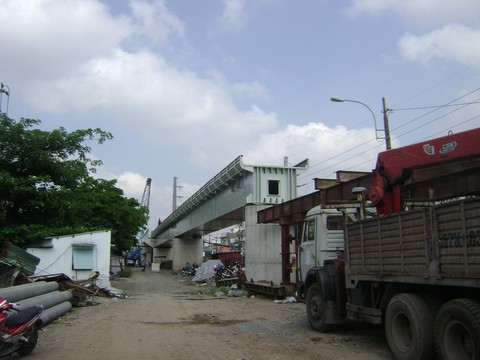 Lắp nhịp cầu Bình Lợi có khoang thông thuyền rộng 101m do Việt Nam thiết kế - Ảnh 4. Lắp nhịp cầu Bình Lợi có khoang thông thuyền rộng 101m do Việt Nam thiết kế - Ảnh 4.