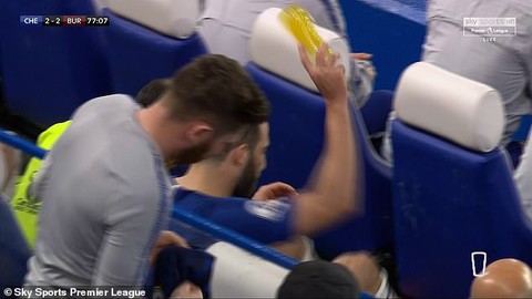 Higuain giận dữ khi bị thay ra - Ảnh 1. Higuain giận dữ khi bị thay ra - Ảnh 1.