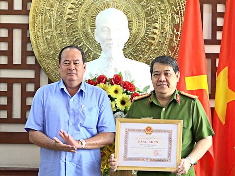 Thưởng nóng 150 triệu đồng cho Ban chuyên án bắt trên 30kg ma túy vùng biên giới - Ảnh 1. Thưởng nóng 150 triệu đồng cho Ban chuyên án bắt trên 30kg ma túy vùng biên giới - Ảnh 1.