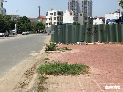 Đình chỉ thi công Khu biệt thự Lancaster Eden nếu không trả vỉa hè cho học trò - Ảnh 2. Đình chỉ thi công Khu biệt thự Lancaster Eden nếu không trả vỉa hè cho học trò - Ảnh 2.