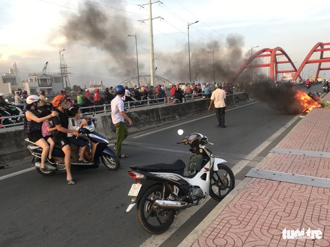 Xe máy bốc cháy ngùn ngụt trên cầu Bình Lợi - Ảnh 2. Xe máy bốc cháy ngùn ngụt trên cầu Bình Lợi - Ảnh 2.