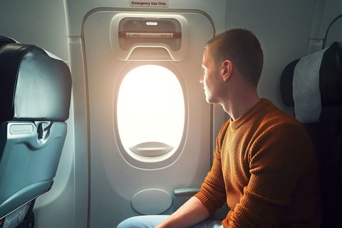 Những ai được phép ngồi ở hàng ghế lối thoát hiểm trên máy bay? - Ảnh 1. Những ai được phép ngồi ở hàng ghế lối thoát hiểm trên máy bay? - Ảnh 1.