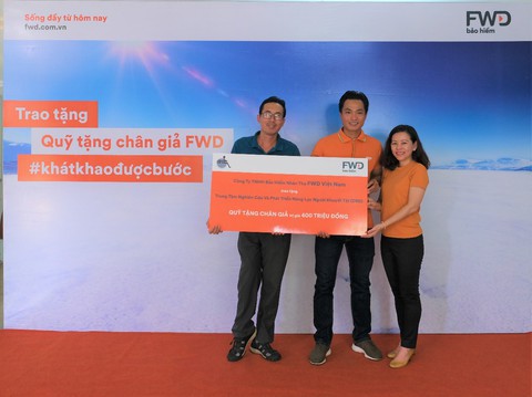 Bảo hiểm FWD trao Quỹ tặng chân giả - Ảnh 1. Bảo hiểm FWD trao Quỹ tặng chân giả - Ảnh 1.