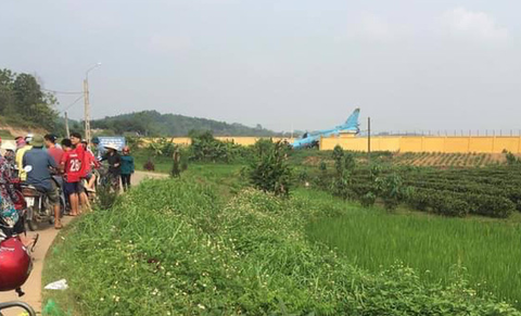 Máy bay tiêm kích bom SU 22 hạ cánh tông tường rào ở Yên Bái - Ảnh 2. Máy bay tiêm kích bom SU 22 hạ cánh tông tường rào ở Yên Bái - Ảnh 2.