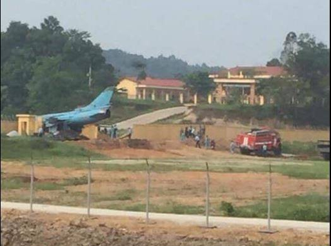 Máy bay tiêm kích bom SU 22 hạ cánh tông tường rào ở Yên Bái - Ảnh 1. Máy bay tiêm kích bom SU 22 hạ cánh tông tường rào ở Yên Bái - Ảnh 1.