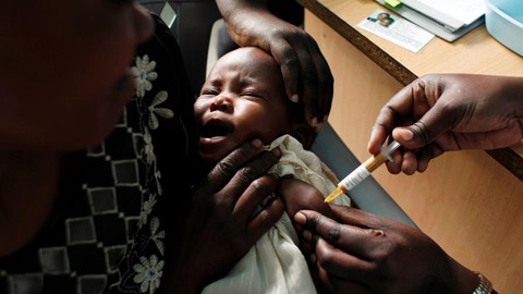 360.000 trẻ em châu Phi được tiêm vaccine sốt rét đầu tiên trên thế giới - Ảnh 1. 360.000 trẻ em châu Phi được tiêm vaccine sốt rét đầu tiên trên thế giới - Ảnh 1.